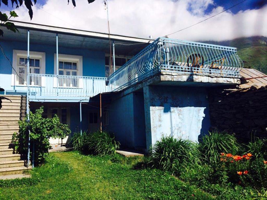 Blue Guesthouse Stepantsminda Exterior foto